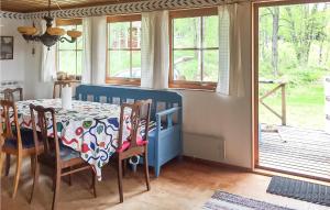 卢德维卡Stunning Home In Ludvika With Lake View的一间带桌子和一些窗户的用餐室