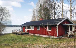 卢德维卡Stunning Home In Ludvika With Lake View的湖畔的红房子