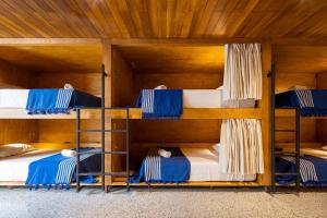 圣塔特蕾莎海滩Somos的配有四张双层床的木制天花板客房