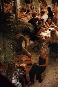 圣塔特蕾莎海滩Somos的一群坐在餐厅桌子上的人