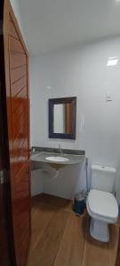 康德Pousada Neptun的浴室配有白色卫生间和盥洗盆。