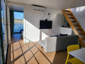 阿威罗Barcos Casa Aveiro的一间带楼梯和沙发的客厅