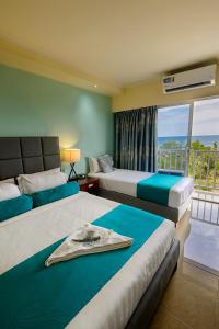 科科波瞪羚国际大酒店 的酒店客房设有两张床和一个阳台。