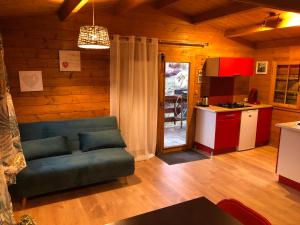 卡拉库恰莱斯德罗智度假屋的带沙发的客厅和厨房