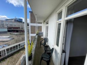 阿纳姆Appartement Arnhem的阳台配有两把椅子和窗户。