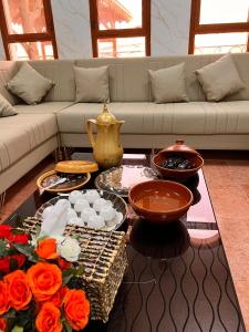 阿尔哈姆拉舒尔夫阿拉曼酒店的带沙发和咖啡桌的客厅