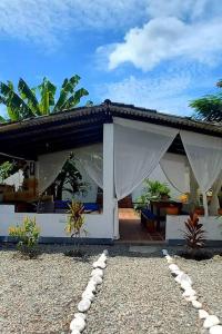 通苏帕Casa Albatros (Playa-Esmeraldas)的白色的房子,带桌子的凉亭