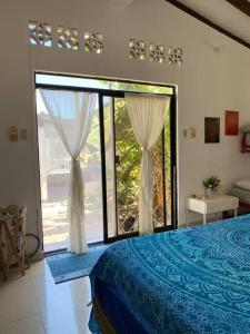 通苏帕Casa Albatros (Playa-Esmeraldas)的一间卧室设有一张床和一个大窗户