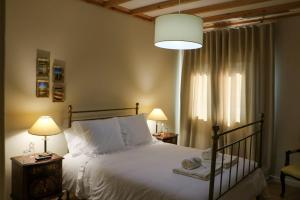 福什科阿新镇Eira da Fraga的一间卧室配有一张床、两盏灯和一个窗户。
