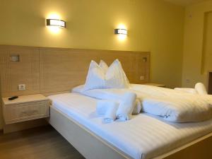 蒂米什瓦拉Vila Toscana的卧室配有一张带白色床单和枕头的大床。