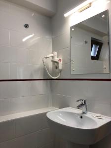 蒂米什瓦拉Vila Toscana的白色的浴室设有水槽和镜子