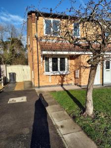 LincolnshireWentworth Drive Contractor and family 3 bed Home Grantham的前面有树的砖房