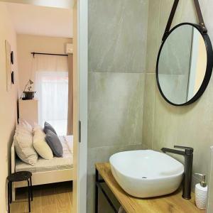 圣菲利普雅科夫Apartment Jukic的浴室设有白色水槽和镜子