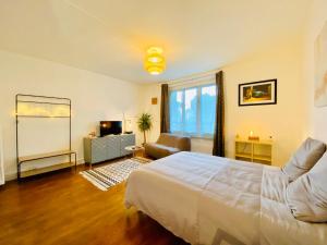 圣纳泽尔Le Joly Cocon-Proche mer-wifi-fibre的一间卧室设有一张床和一间客厅。