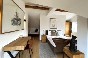 蒂罗尔州霍尔Gasthof Badl - Bed & Breakfast的酒店客房配有一张床铺和一张桌子。