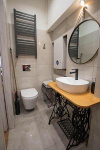 海乌姆诺Apartament CCH - Biskupia的一间带水槽、卫生间和镜子的浴室