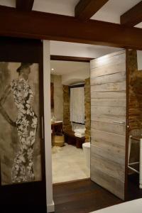 滨海托萨Can Senio 1的客房设有带卫生间和门的浴室。