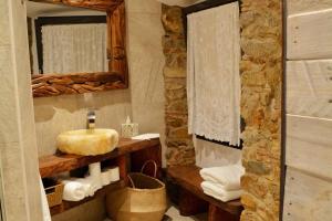 滨海托萨Can Senio 1的浴室配有盥洗盆、镜子和毛巾