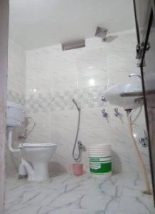 菩提伽耶Kalawati Niwas的白色的浴室设有卫生间和水槽。