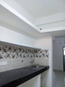 菩提伽耶Kalawati Niwas的一个带水槽和白色墙壁的厨房