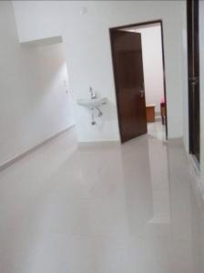 菩提伽耶Kalawati Niwas的白色的房间,设有水槽和门