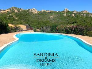 帕拉迪索海岸Villa Flavia con piscina的游泳池,上面有读桑塔梦的标志,他没有