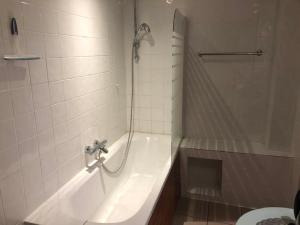 布永Les Lumerettes - Dohan的带淋浴、浴缸和卫生间的浴室