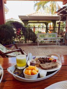 拉斯塔布拉斯基米尔旅舍/拉洛基米尔小屋家庭旅舍的桌上的食品托盘,配上一杯橙汁