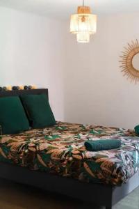 巴约讷Patio Arena的一间卧室配有一张带五颜六色棉被的床
