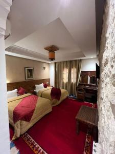米德勒特阿斯玛古堡酒店的酒店客房设有两张床和钢琴