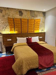 米德勒特阿斯玛古堡酒店的一间卧室,卧室内配有一张大床