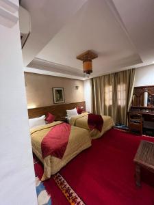 米德勒特阿斯玛古堡酒店的酒店客房带两张床和红色地毯