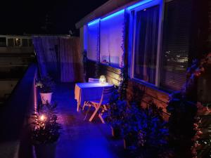 卡塔尼亚Lungomare panorama suite apartment的夜晚在房子里用蓝色灯光的庭院