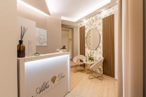 罗马AlbaDea Suites&Jacuzzi的更衣室配有柜台和镜子