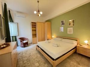 拉古萨码头Casa Palma a 100 passi dal mare的一间卧室配有一张大床和一张书桌