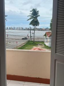 圣路易斯Hostel dos Poetas的阳台享有海景,种植了棕榈树。