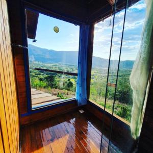 大普拉亚Pousada Refúgio das Montanhas的客房设有享有美景的大窗户。
