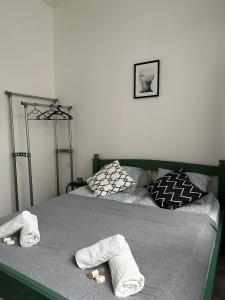 布达佩斯Dolce Vita Budapest的一间卧室配有两张带毛巾的床