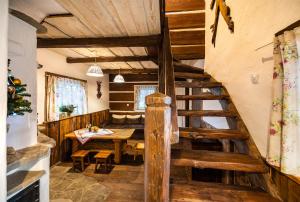 波拉齐克威尔多丽娜聚居地山林小屋的一间带木桌和楼梯的用餐室