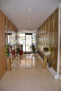 拉巴特博物馆酒店的带有盆栽植物的建筑走廊