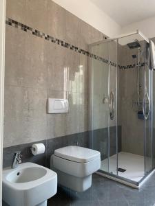 伊夫雷亚Il cantuccio的浴室配有卫生间、盥洗盆和淋浴。