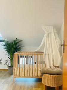 萨勒河畔哈雷(PLANT ROOM 5) Mit Familie oder auch mit Freunde的植物间里的一个婴儿床