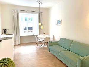 梅拉诺Rosa Apartment with parking historic city center的客厅配有绿色沙发和桌子