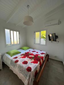 波尔兰特Glacière Paradise的一间卧室配有一张红色玫瑰花大床