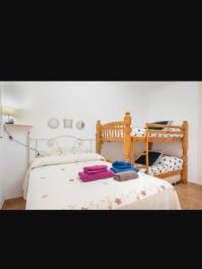 埃尔波提尔Apartamento en el Portil的一间卧室配有带毛巾的床