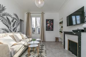 维勒蒙布勒MBA Splendide Appart - Le Raincy - Banlieue Paris的带沙发和壁炉的客厅