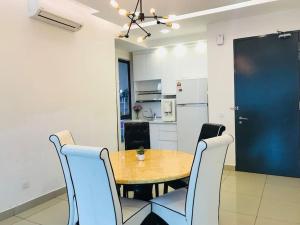 黑风洞Selayang 18 Residences (100mbps Wifi & Netflix)的厨房里配有餐桌和椅子