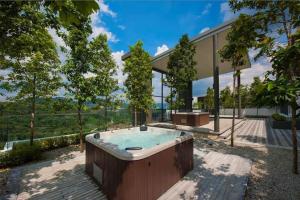 黑风洞Selayang 18 Residences (100mbps Wifi & Netflix)的房屋后院的热水浴池