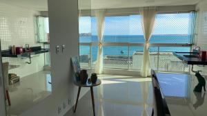 瓜拉派瑞AP 3 quartos LUXO a 100 m do mar的客房设有海景大窗户。