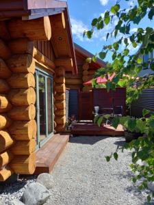 特威泽尔The Cabin的小木屋设有门廊和甲板